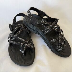 Chaco Zvolv x2 Sandals Size 6 Black/White All Day Comfort Water Sports J106661